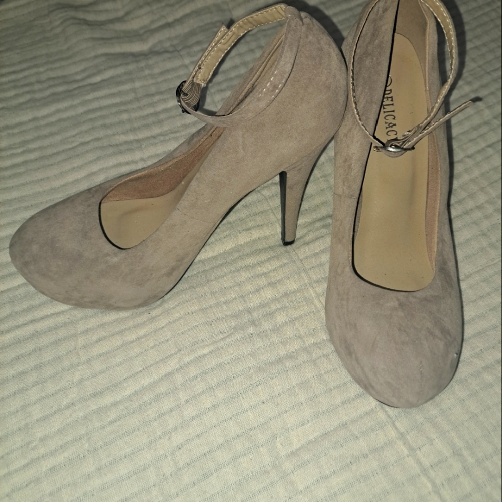 EUC Delicacy Tan Platform Stiletto Heels with Ankle strap SZ 9
